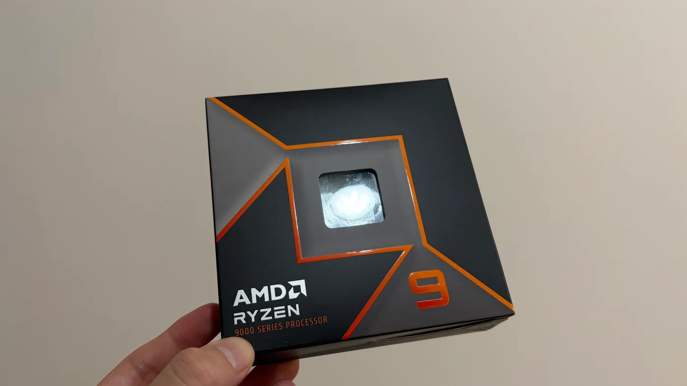 AMD Ryzen 9 9950Xのパッケージを手に持っている