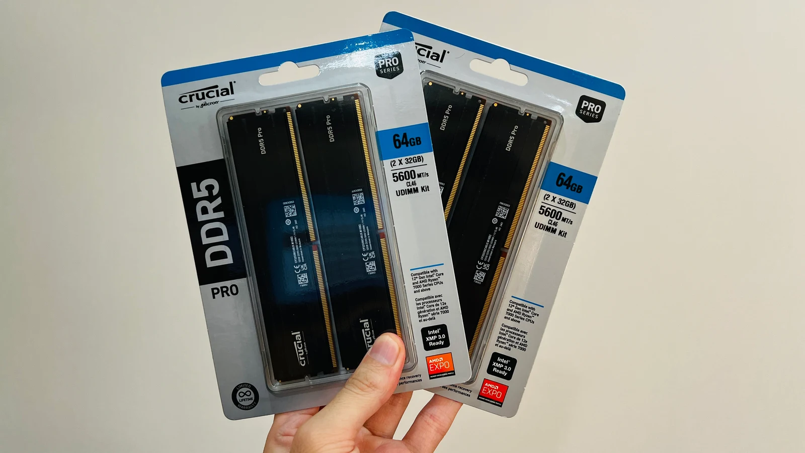 Crucial Pro DDR5メモリの2パッケージ。各パッケージに64GB（2×32GB）、5600MT/s、CL46と記載されている
